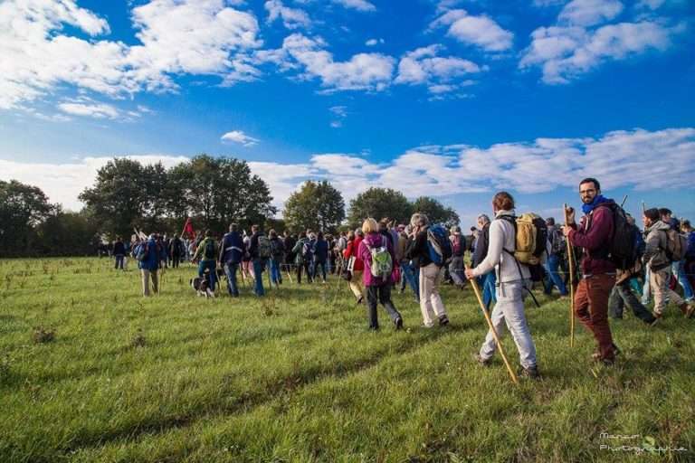 “Nous sommes là, nous serons là” au coeur de la marche à Notre-Dame-des-Landes.