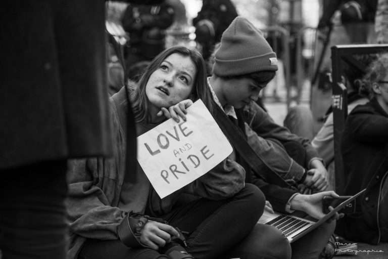 Une manifestante opposée à la mobilisation du mouvement conservateur la "manif pour tous" contre le mariage homosexuel, le 16 octobre 2017 à Paris. Photographie : Marc Estiot pour Radio Parleur