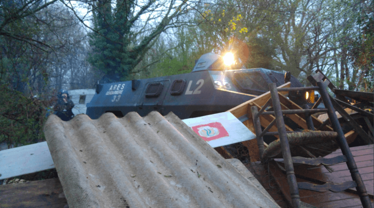 À Notre-Dame-Des-Landes la résistance s’intensifie ce mercredi, 3ème jour d’assaut militaire sur la ZAD