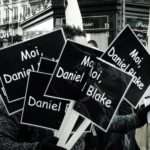 Un manifestant brandit une pancarte “Moi, Daniel Blake”