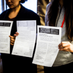  Des étudiants tiennent la déclaration rédigée par les exilé.es et traduite en plusieurs langues. Photos Claire Dietrich.
