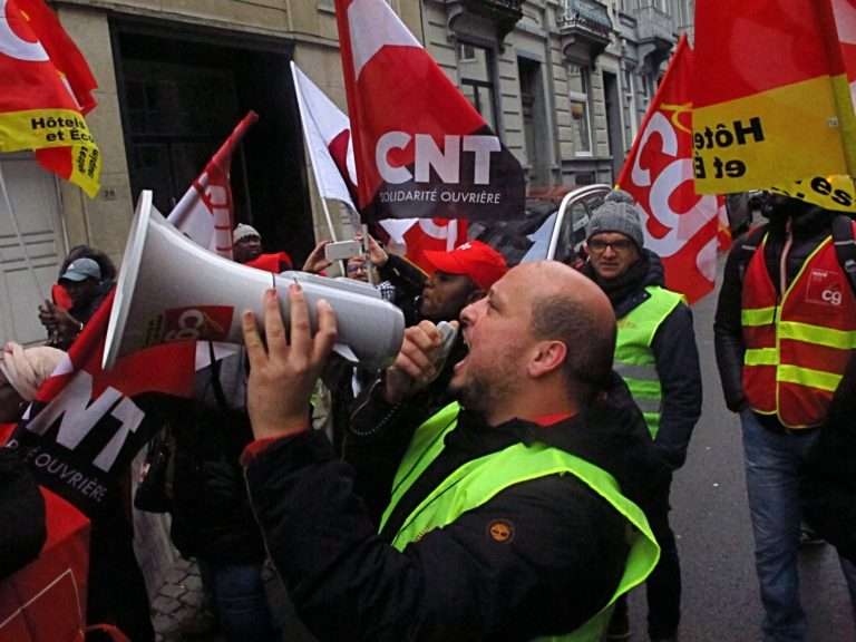 En grève depuis 89 jours, les Holiday Inn défilent à Bruxelles contre la sous-traitance et ses abus