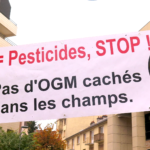 Banderole déployée pendant le procès des faucheurs OGM à Dijon.