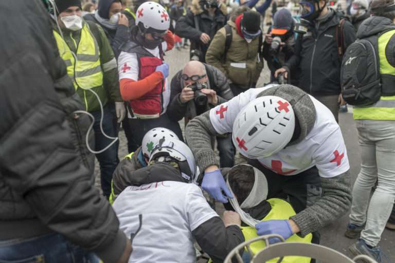 Street Medics : au chevet des manifestant.es blessé.es