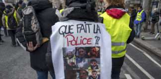 Image d'un manifestant dénonçant les violences de la police. Des violences policières qui vot être plus difficile à prouver si la PPL sécurité globale passe.