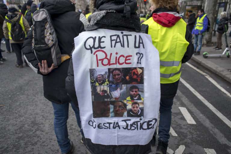 Image d'un manifestant dénonçant les violences de la police. Des violences policières qui vot être plus difficile à prouver si la PPL sécurité globale passe.