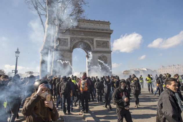 Les manifestants défilent entre l'avenue des Champs-Élysées et la place de l'Étoile, une zone cadenassée par les autorités.