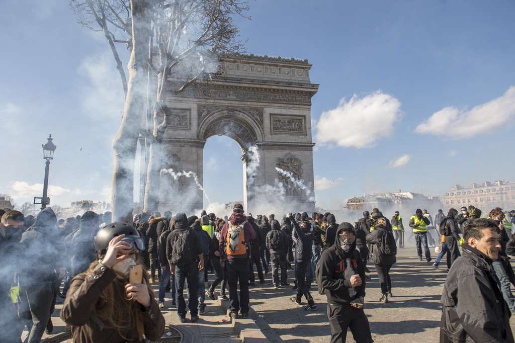 Les manifestants défilent entre l'avenue des Champs-Élysées et la place de l'Étoile, une zone cadenassée par les autorités.
