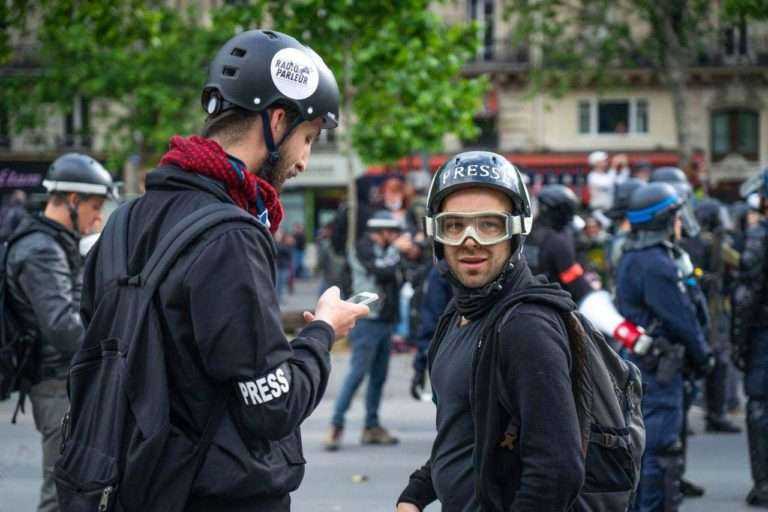 2 journalistes de Radio Parleur lors de l'acte 28 des Gilets Jaunes, samedi 25 mai 2019. Photographie : Nicolas Poirier pour Radio Parleur.