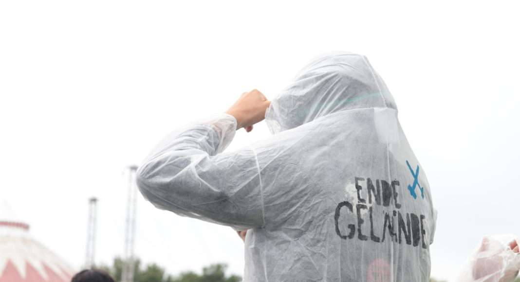 Pour les actions, les activistes d'Ende Gelände ("En finir avec les mines") revêtent ces combinaisons blanches ornees de leur blason. En plus de leur effet esthétique et masquant, elles permettent de réduire les dommages subis par les vêtements mis à rude épreuve. Photo Pierre-Olivier Chaput pour Radio Parleur