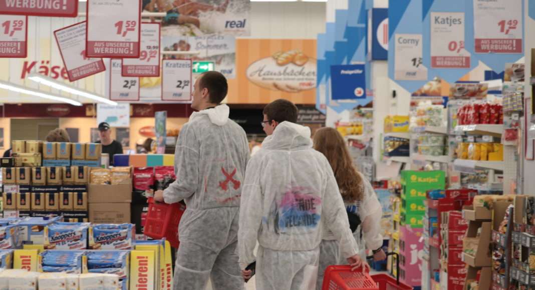 Tandis que les policiers refusent de laisser les activistes avancer, certains en profitent pour se ravitailler au supermarché, déambulant dans les allées encore vêtus de leurs combinaisons intégrales. Photo Pierre-Olivier Chaput pour Radio Parleur.