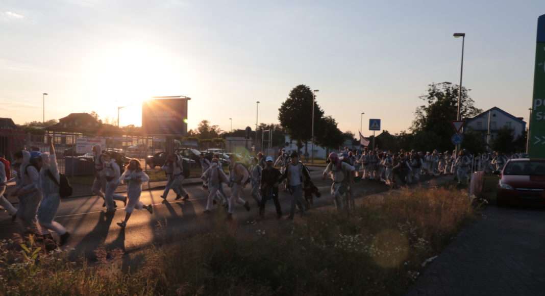 Des dizaines d'activistes sprintent à travers les lignes de policiers, prenant garde à ne pas se séparer. Au bout de plusieurs centaines de mètres, la Polizei finit tout de même par les rattraper. Photo Pierre-Olivier Chaput pour Radio Parleur.