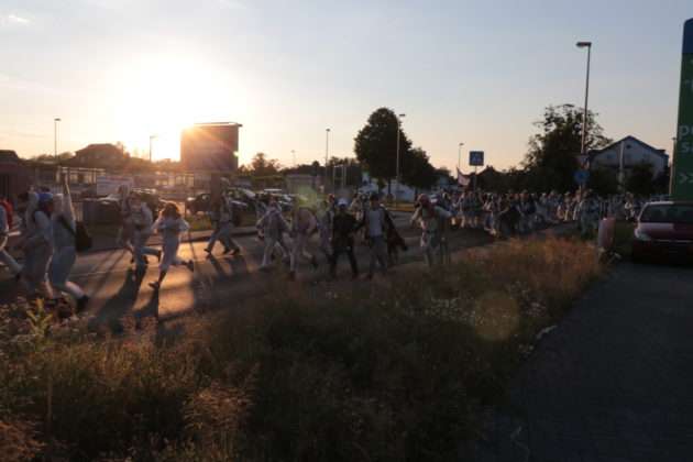 Des dizaines d'activistes sprintent à travers les lignes de policiers, prenant garde à ne pas se séparer. Au bout de plusieurs centaines de mètres, la Polizei finit tout de même par les rattraper. Photo Pierre-Olivier Chaput pour Radio Parleur.