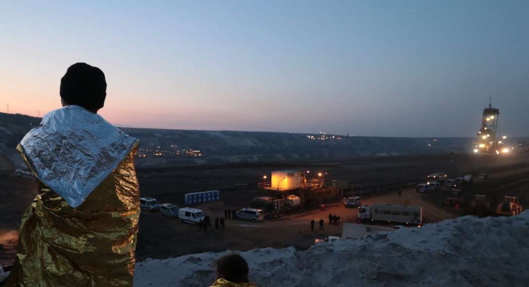 Ende Gelände : la police interrompt les interpellations vers le milieu de la nuit. Elles reprendront à l'aube, à quatre heures du matin, alors que plusieurs centaines de personnes ont passé la nuit au fond de la mine.