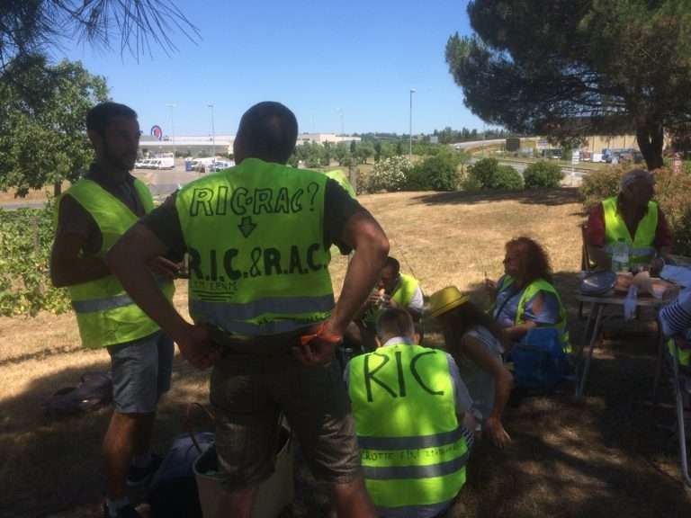 Des Gilets Jaunes pic niquent sur le rond point du campanil à Marmande.