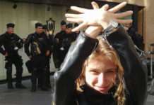 Elisabeta, jeune albanaise, devant des policiers