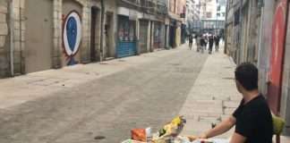 Un habitant attablé dans un rue de Bayonne bouclées par le dispositif policier