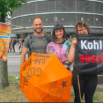 Les participants tout sourires pendant la contre manifestation du G20 à Hambourg.