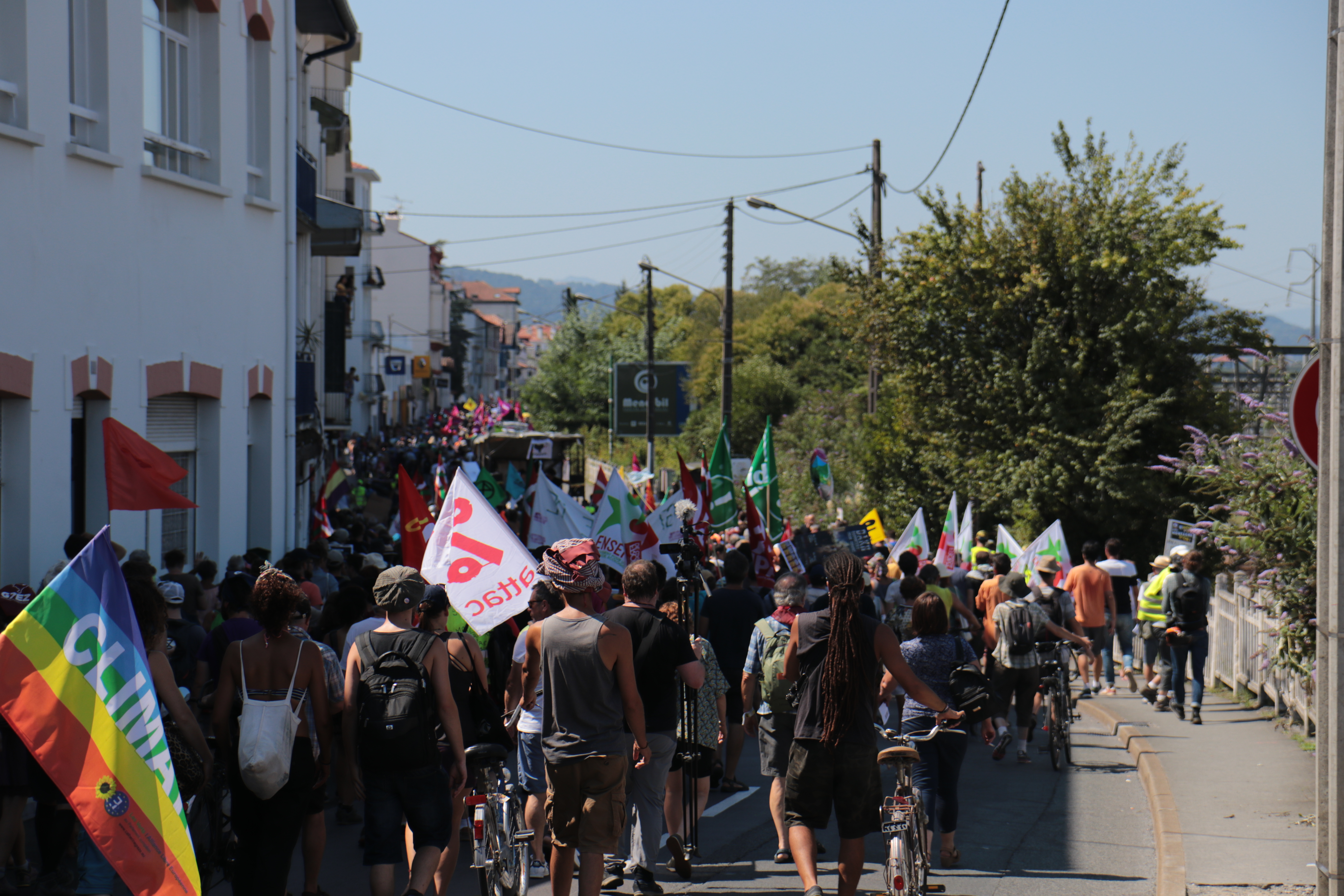 Des militant-es basques manifestaient leur soutien aux réfugiés dans le défilé officiel des organisations du contre-sommet du G7, entre Hendaye et Irun. Photographie : Pierre-Olivier Chaput pour Radio Parleur