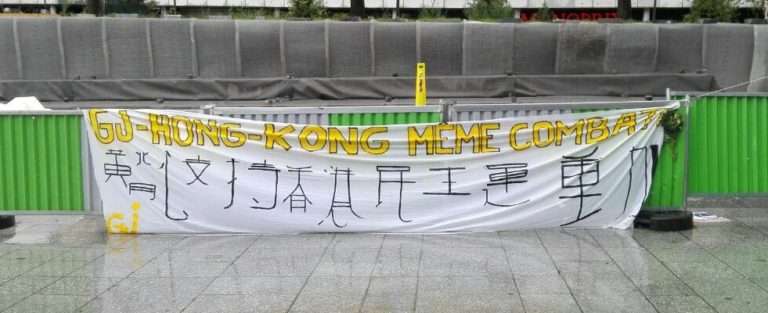 A Paris, les Gilets Jaunes sortent les parapluies en soutien aux hongkongais