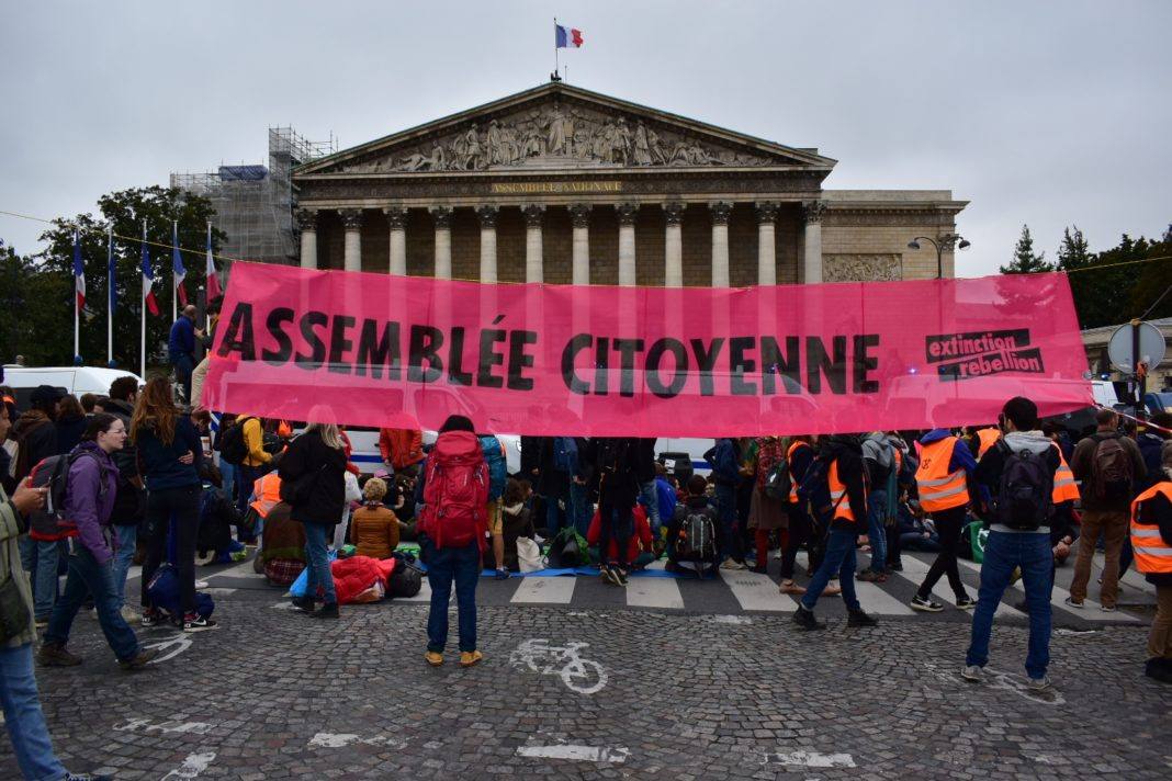 Ce samedi 12 octobre, Exctintion Rebellion mène une action pour bloquer l'Assemblée Nationale ( photographies : Dorian Girard pour Radio Parleur)