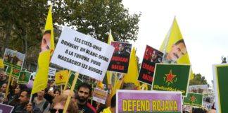 Les pancartes de soutien au Rojava côtoient celles qui dénonçent les agissements de Donald Trump et de Erdogan ( Photographie : Yoann Compagnon pour Radio Parleur)