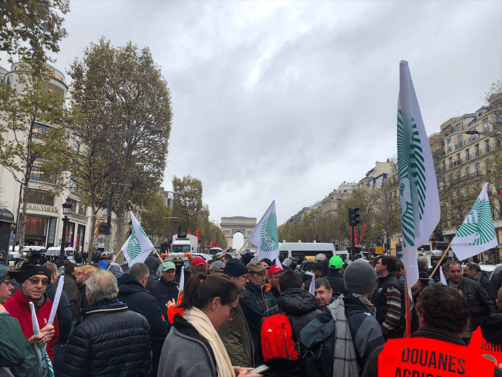 Mobilisation des agriculteurs et agricultrices à l'appel des syndicats FNSEA et Jeunes agriculteurs, le mercredi 27 novembre 2019 à Paris, sur les Champs-Elysées.