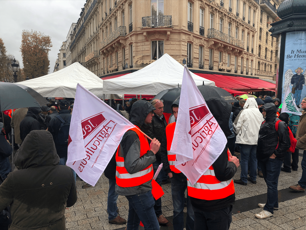 Manifestation des agriculteurs du mercredi 27 novembre à Paris, aux Champs-Elysées