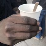 Un café distribué par le collectif “Thé ou café pour les réfugiés”, place Stalingrad à Paris. Photographie : collectif thé ou café pour les réfugiés.