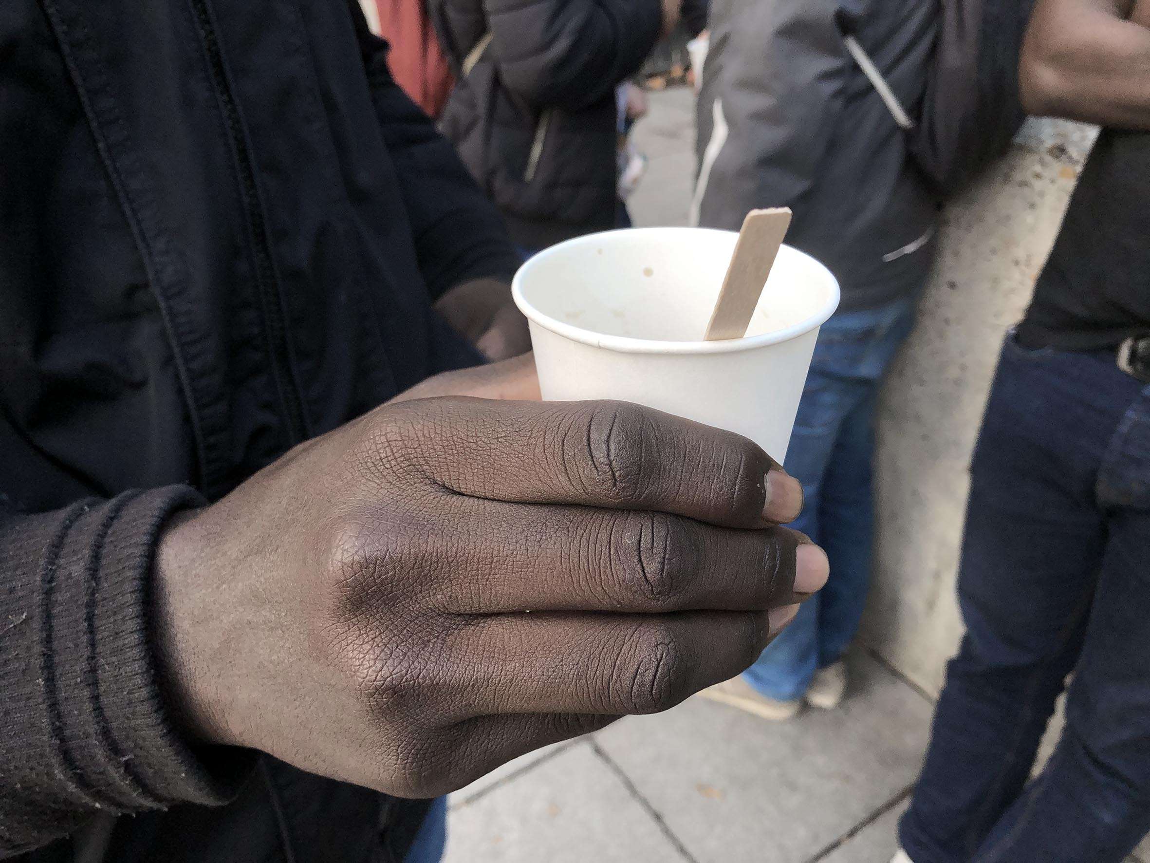 Un café distribué par le collectif "Thé ou café pour les réfugiés", place Stalingrad à Paris. Photographie : Yoanna Sallese pour Radio Parleur.
