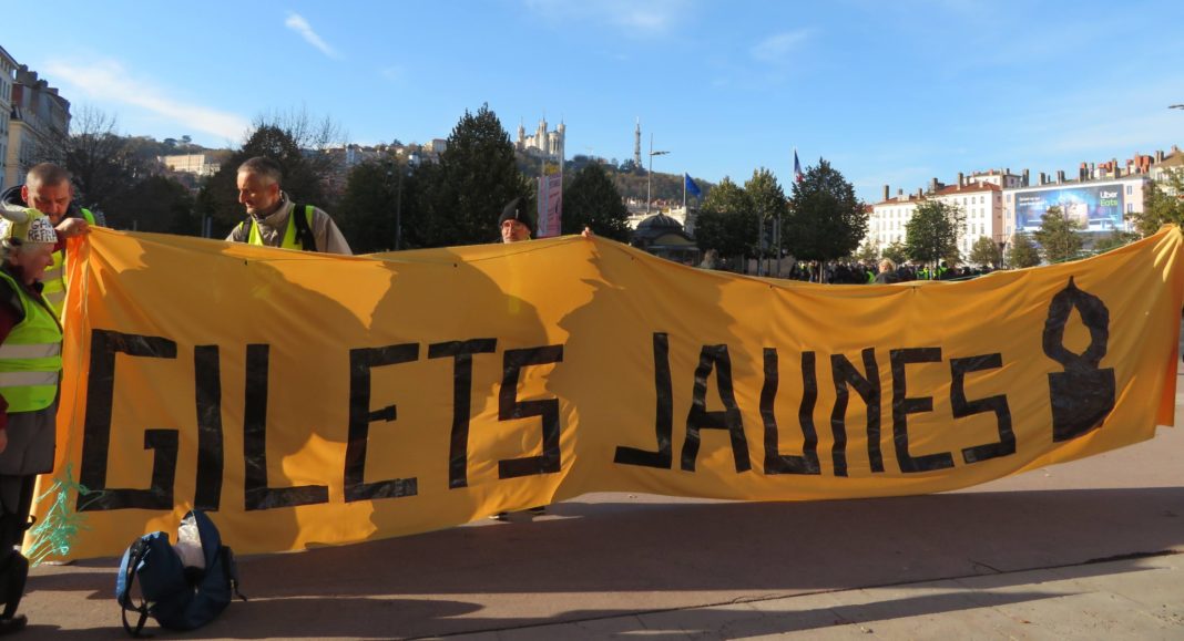Les Gilets Jaunes rassemblés Place Bellecour à Lyon pour souffler leur première bougie avant de se diriger vers le Pont de la Guillotière le samedi 16 novembre 2019. Photo : Tim Buisson pour Radio Parleur