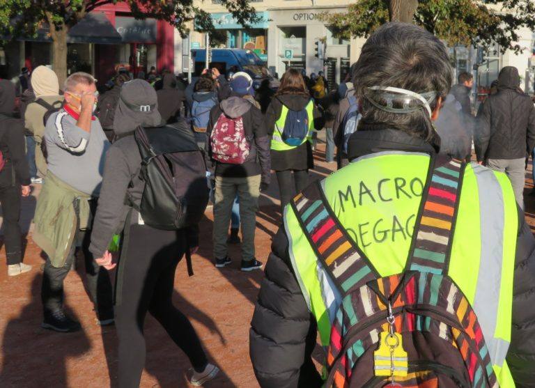 « Moi, ce qui m'a marqué c'est le début du mouvement. Ca a sorti des gens qui ne communiquaient pas nécéssairement avec d'autres personnes. Ca a créé des moments forts de convivialité », se souvient Fanny, de dos, qui a alterné entre Lyon et le péage de Saint-Quentin-Fallavier (Isère). Photo : Tim Buisson pour Radio Parleur.