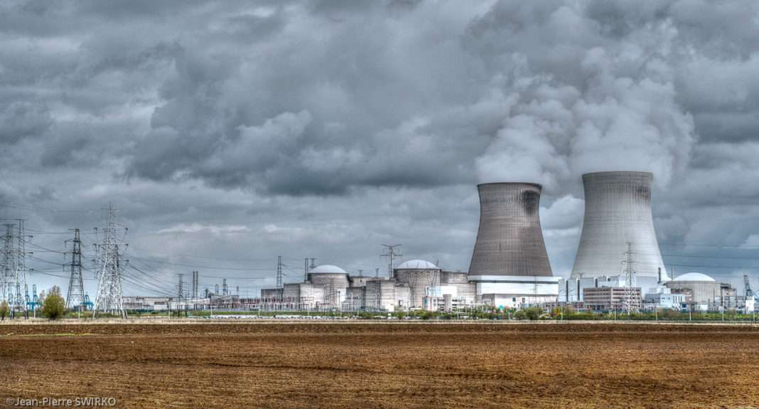 La centrale nucléaire de Doel en Belgique. Photographie : Jean Pierre Swirko sous licence créative commons