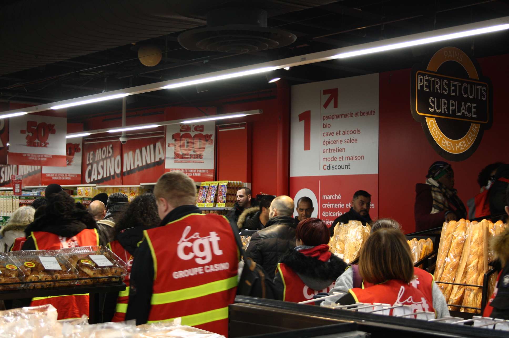mobilisation des salariés du groupe Casino au Géant Masséna à Paris le 26 novembre 2019. Photographie : Pierre Louis Colin pour Radio Parleur.