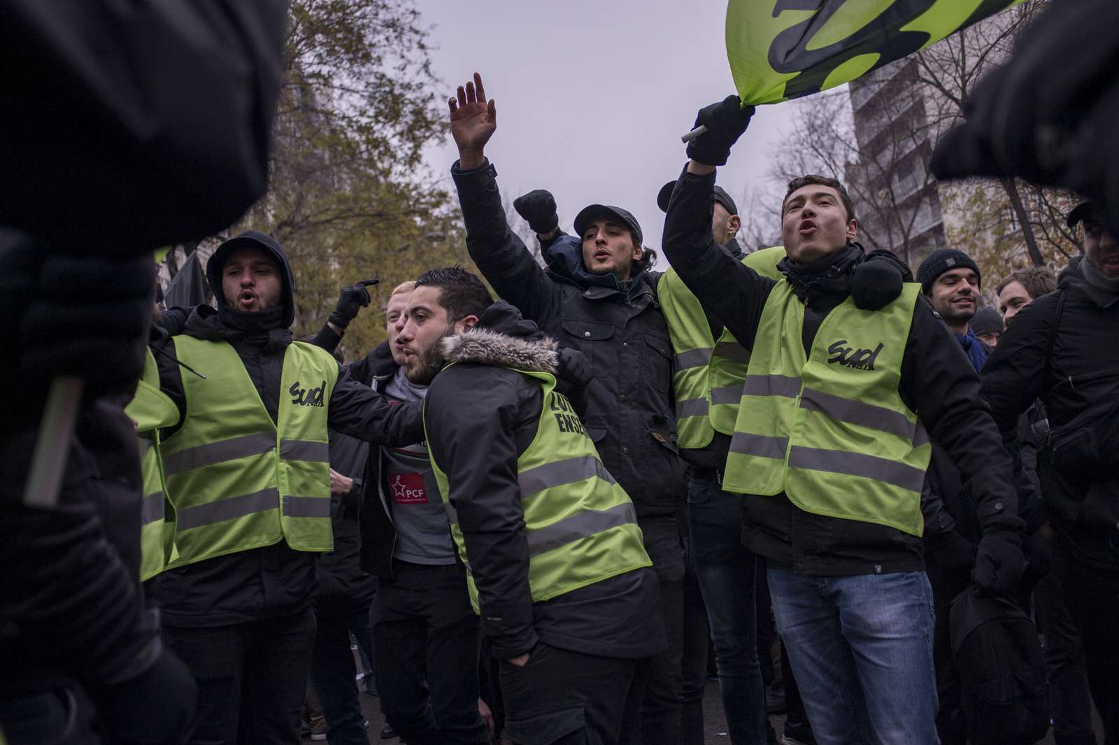 Des manifestant.e.s, aux abords de la manifestation du 5 décembre. Photographie : Sylvain Lefeuvre