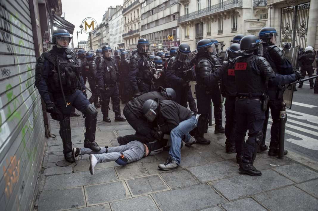 Des policiers effectuent un plaquage ventral le 9 janvier 2020 à Paris
