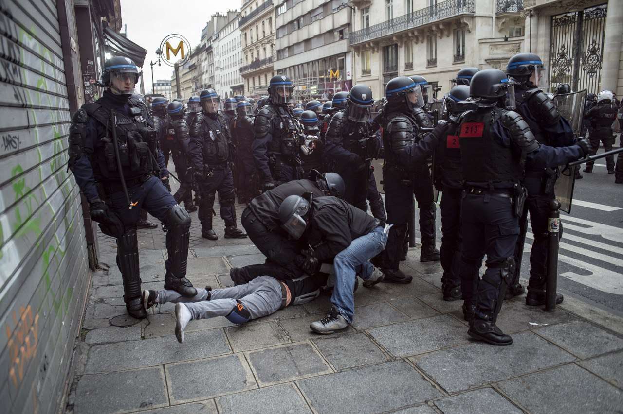 Des policiers effectuent un plaquage ventral le 9 janvier 2020 à Paris