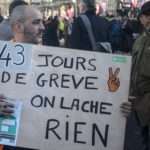 Les grévistes des transports ont fait circuler leur caisse de grève dans la manifestation parisienne du 16 janvier. Photo Pierre-Olivier Chaput pour Radio Parleur.
