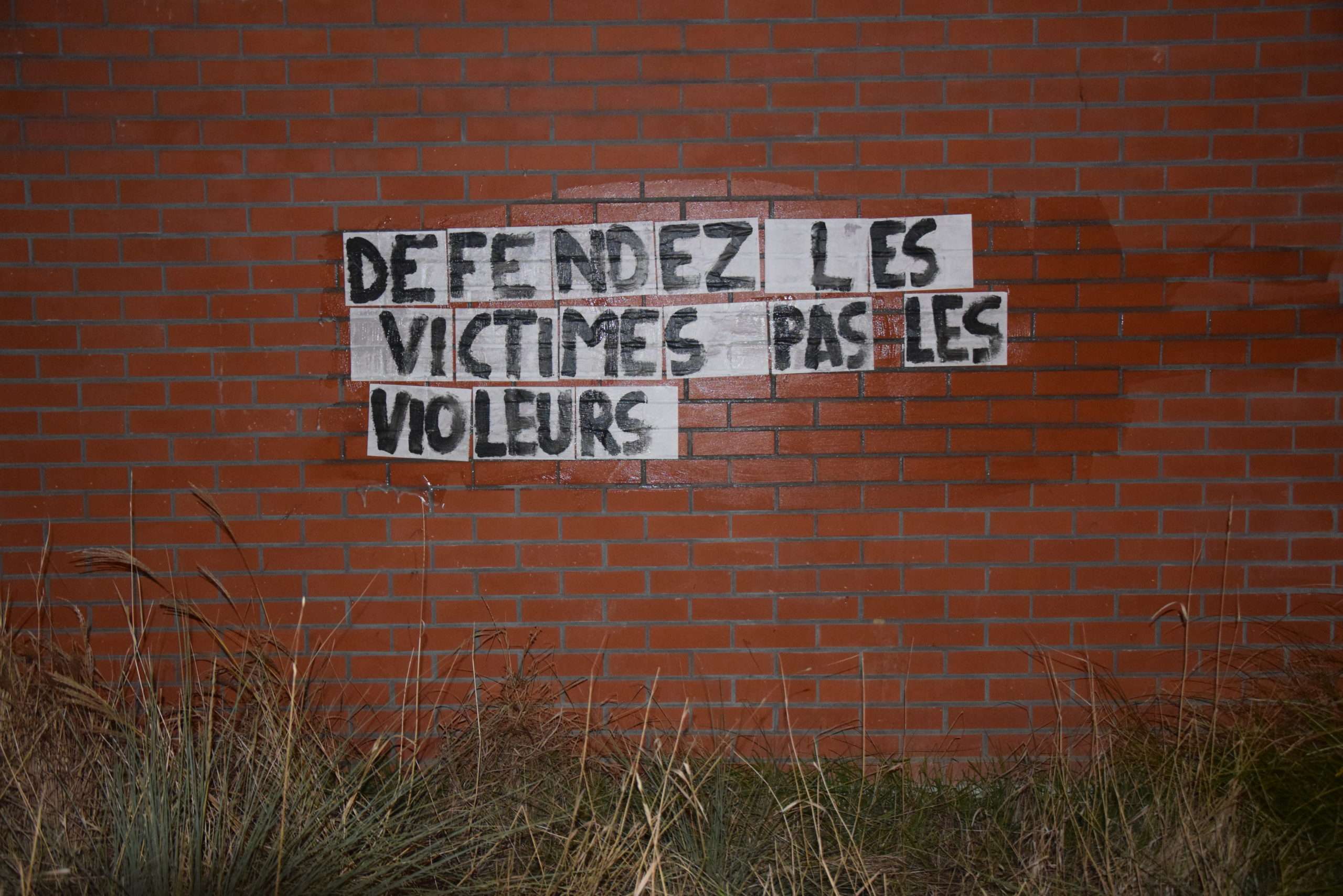 Collages contre les féminicides à Lille.
