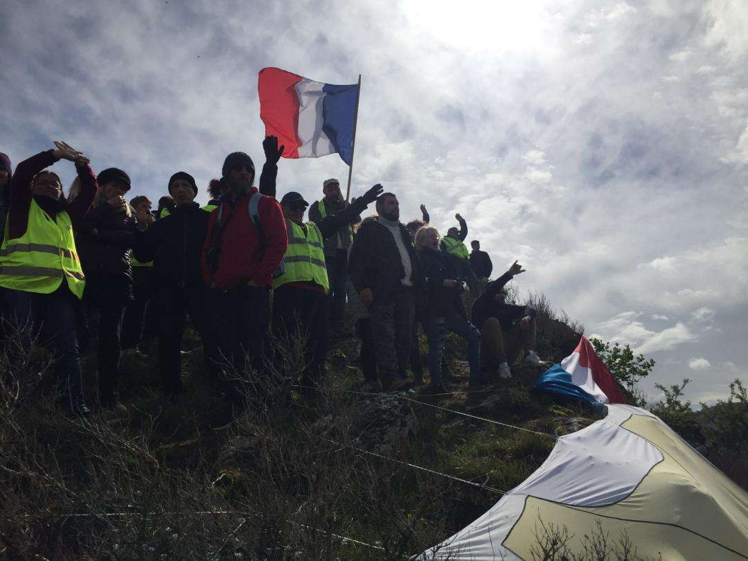 Une banderole installée sur un rond-point sur laquelle il est écrit : "Les Gilets jaunes, quand la tyrannie fait loi, la révolution est un devoir".