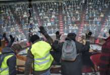 Le 8 février 2018, des Gilets Jaunes manifestent devant l'Assemblée Nationale à Paris. Frappant sur les panneaux de bois qui la protège, ils tentent d'interpeller leurs député.es et réclament une démocratie plus directe. Photo : Sylvain Lefeuvre pour Radio Parleur