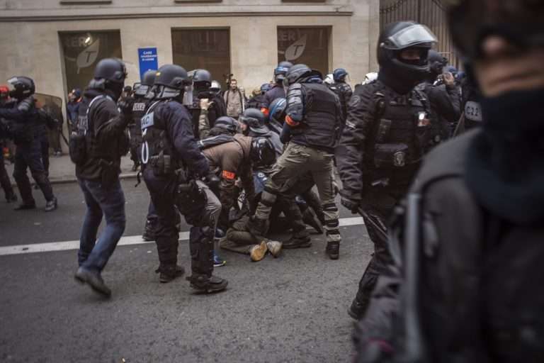 Violences policières Clé d'étranglement