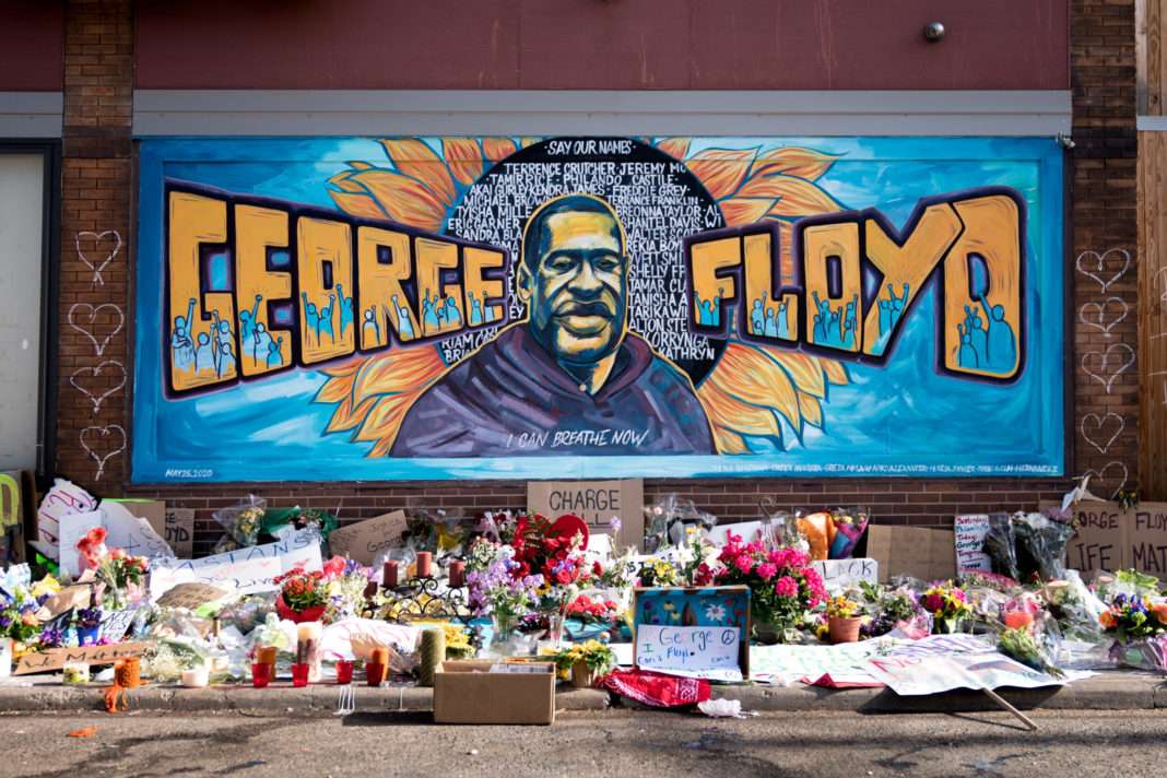 Peinture mural sur le mémorial en mémoire de George Floyd tué par la police à Minneapolis le 25 mai 2020