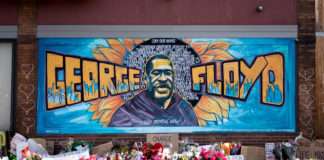 Peinture mural sur le mémorial en mémoire de George Floyd tué par la police à Minneapolis le 25 mai 2020