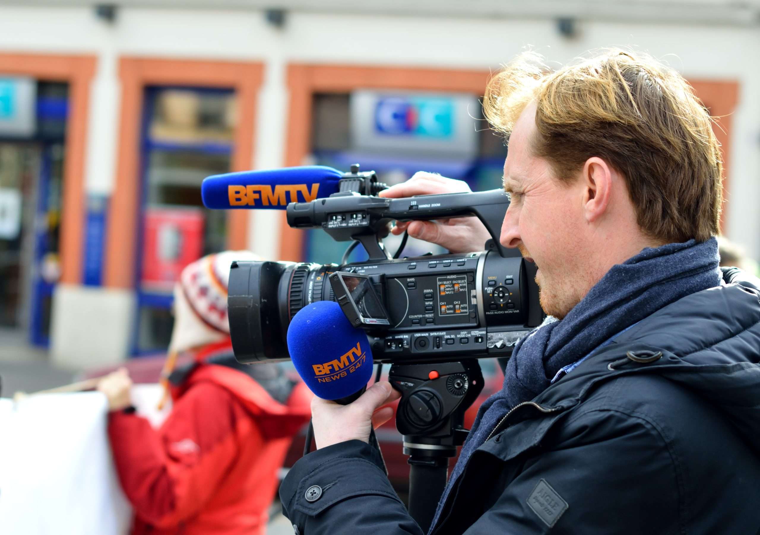 Journaliste BFM TV crise des médias