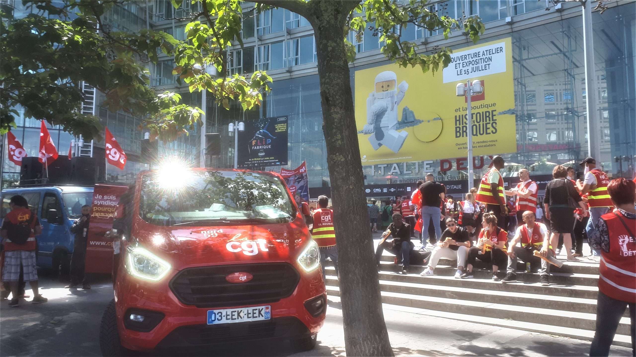 Manifestation cgt syndicat commerce service fumigène place italie paris