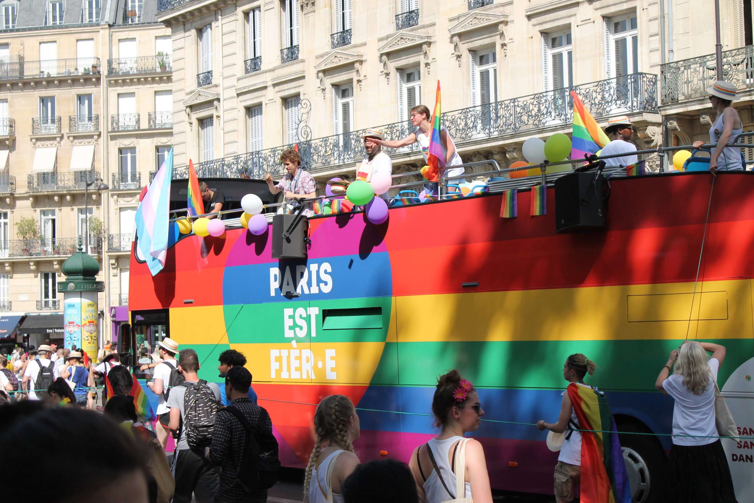 Un char lors de la Gay Pride 2019. Une manifestation contestée par les associations organisatrices de l'Alter-Pride qui a défilée à Paris ce 4 juillet 2020. Photographie : John Samuel sous licence créatives commons