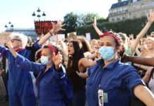 Rassemblement féministe sur le parvis de la mairie de Paris suite au remaniement ministériel, le 10 juillet 2020. Photo Pierre-Olivier Chaput pour Radio Parleur.