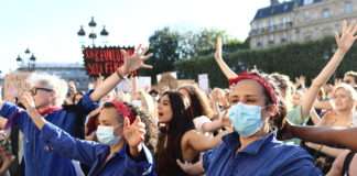 Rassemblement féministe sur le parvis de la mairie de Paris suite au remaniement ministériel, le 10 juillet 2020. Photo Pierre-Olivier Chaput pour Radio Parleur.