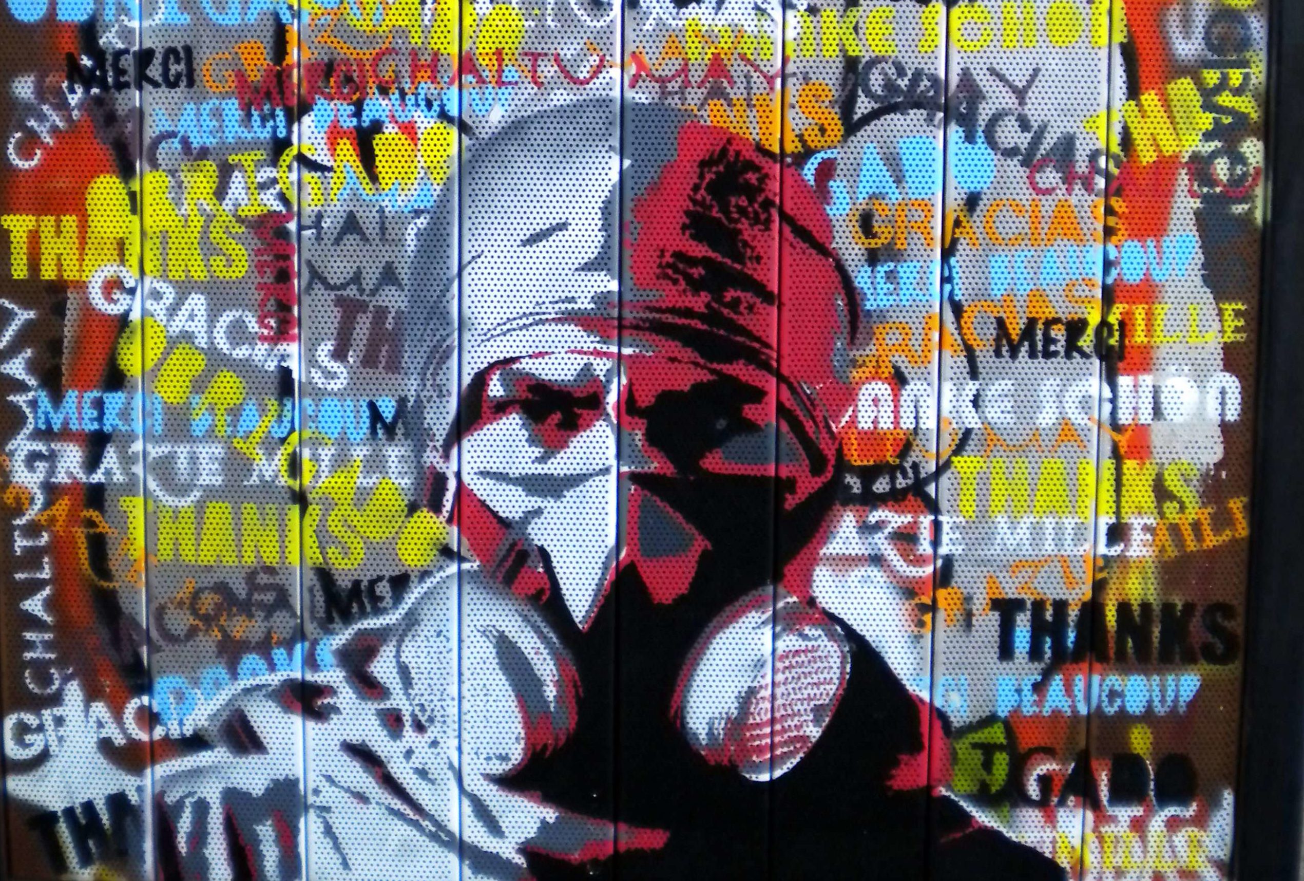 Peinture mural représentant une manifestant munie d'une masque à gaz lors du mouvement Estallido au Chili en Novembre 2019 photographie : Melaine Fenouillère.